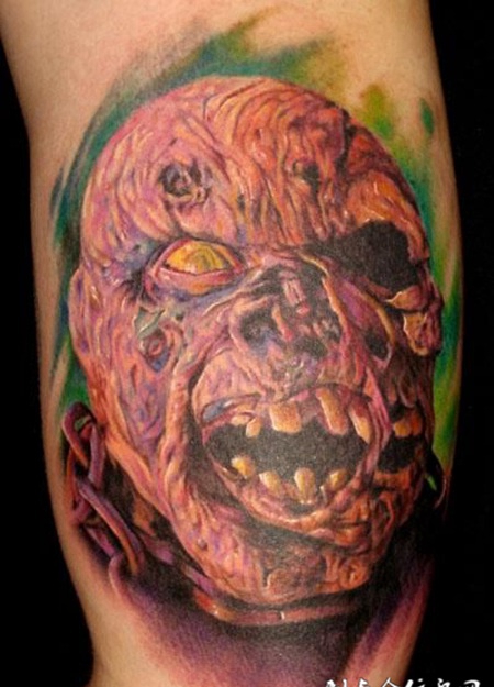 大臂上的恶魔丧尸纹身图案