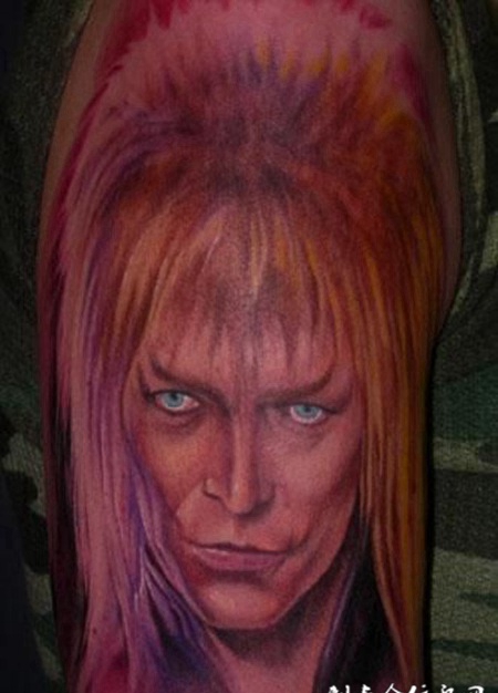 大臂上的红发恶魔纹身图案