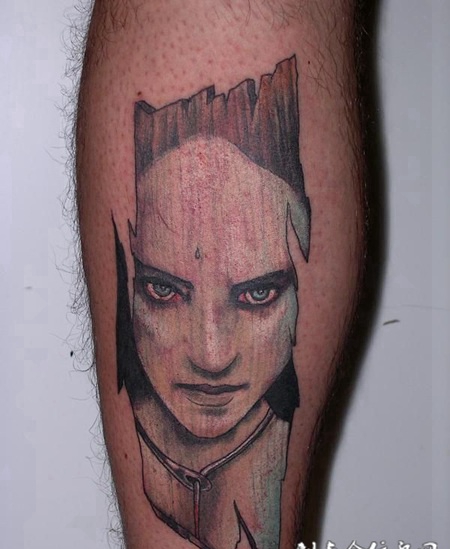 小腿上的白面恶魔纹身图案