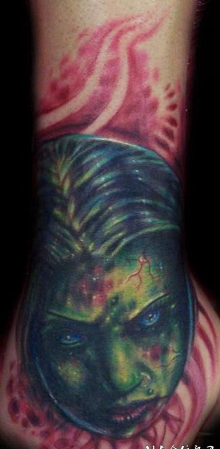 手背上的绿面恶魔纹身图案