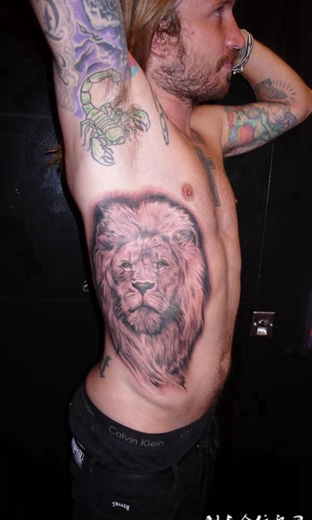 腰侧的狮子头纹身图案
