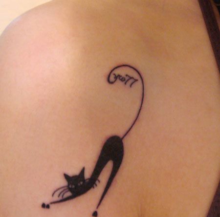 肩部黑色小猫纹身图案