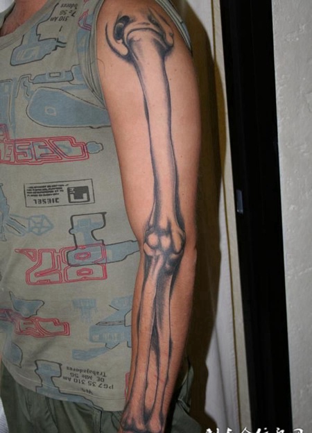 大臂上的骨骼纹身图案