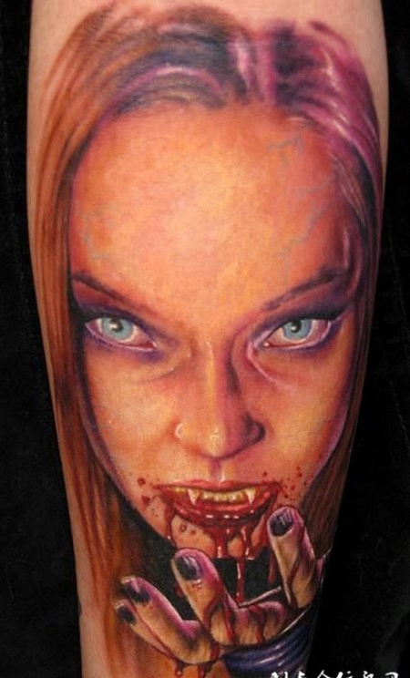 小臂上的美女吸血鬼纹身图案