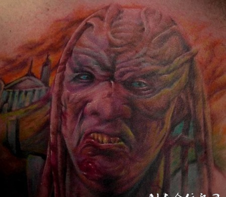 胸前的恶魔纹身图案