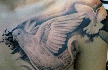 胸前的鸽子纹身图案