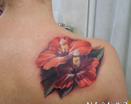 后背上的木槿花纹身图案