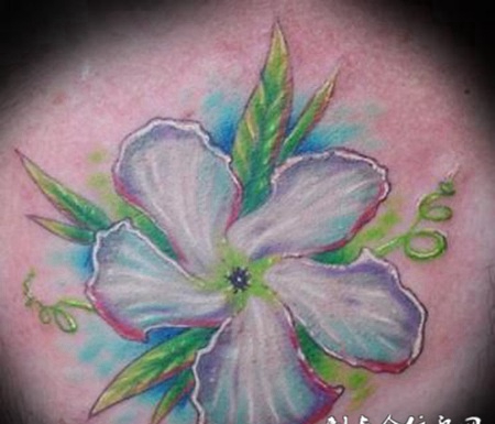 大臂上的木槿花纹身图案