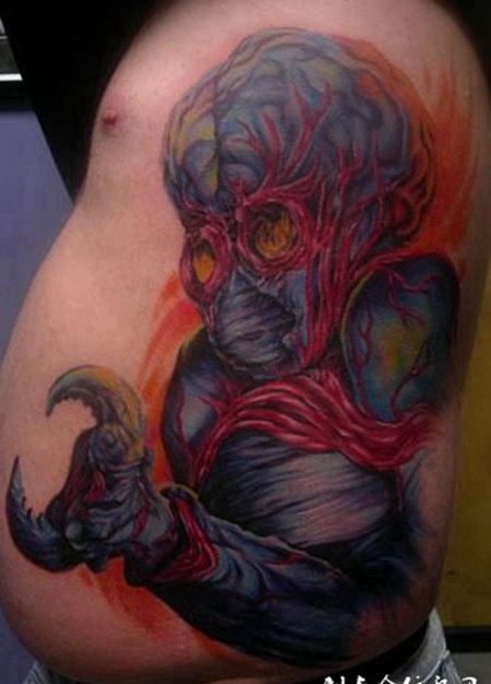 腰侧的外星人纹身图案