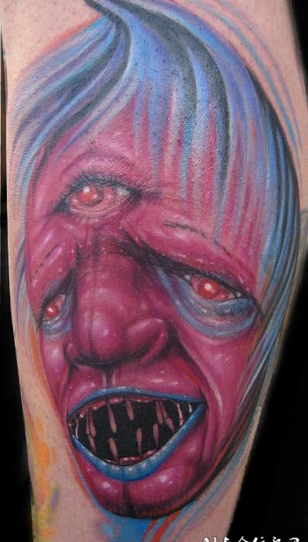 大臂上的三眼恶魔纹身图案