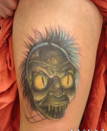 大腿上的绿色恶魔纹身图案