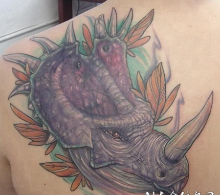后背上的犀牛纹身图案