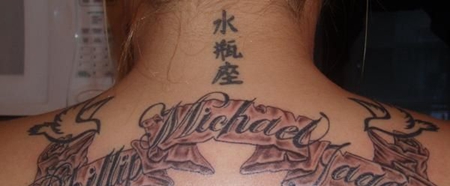 肩部鸽子英文丝带纹身图案