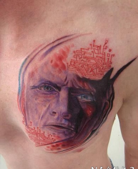 胸前的红色恶魔纹身图案