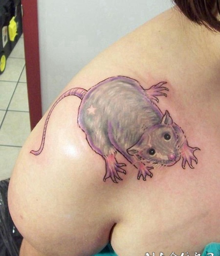 肩膀上的老鼠纹身图案