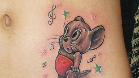 侧腰可爱的老鼠纹身图案