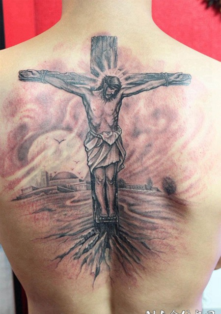 后背上的耶稣十字架纹身图案