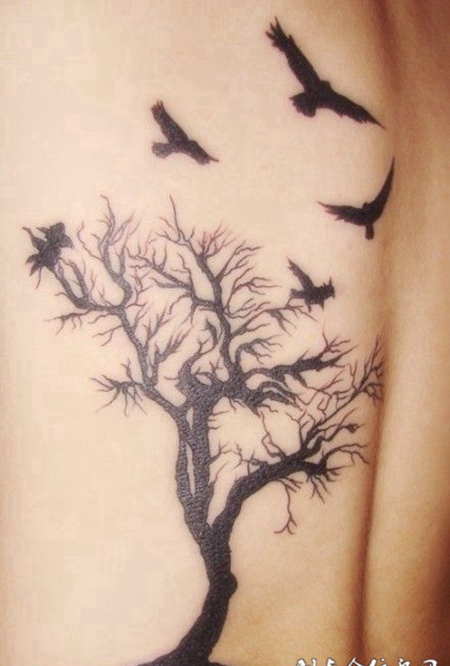 后背上的枯树乌鸦纹身图案