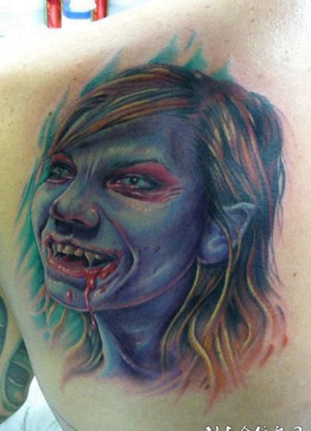 后背上的丧尸纹身图案