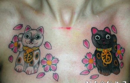 胸前的招财猫纹身图案