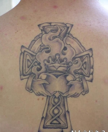 后背上的十字架皇冠图腾纹身图案