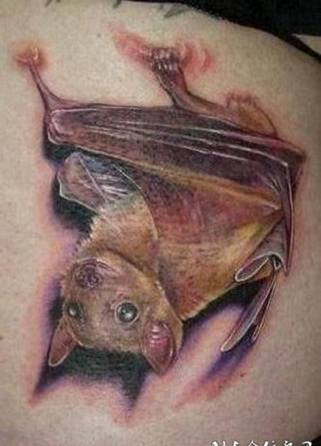 后背上倒吊的蝙蝠纹身图案