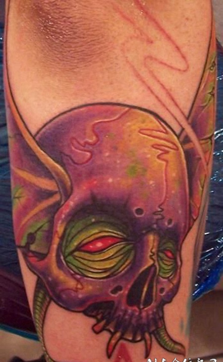 小臂上长翅膀的恶魔纹身图案