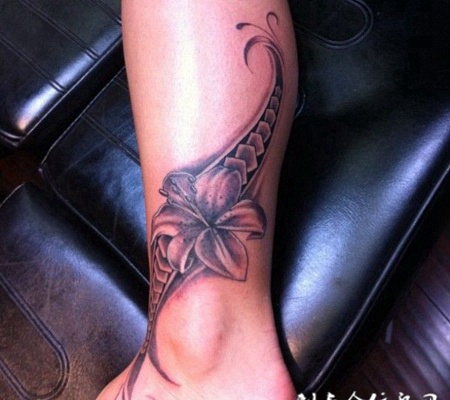 脚踝上的百合花纹身图案