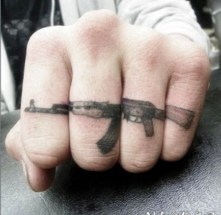 手指上的机关枪纹身图案