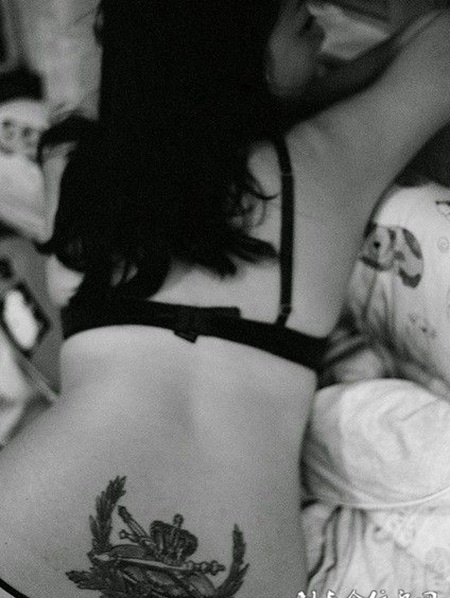 后腰上的王冠宝剑纹身图案