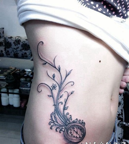 腰侧的时钟花藤纹身图案