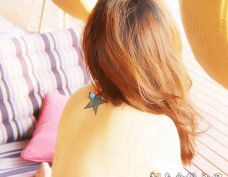 后背上的五角形纹身图案