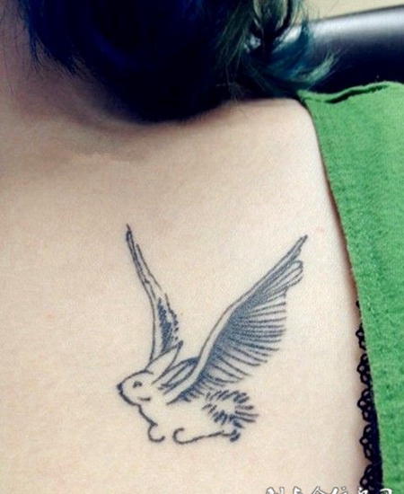 后背上长翅膀的兔子纹身图案
