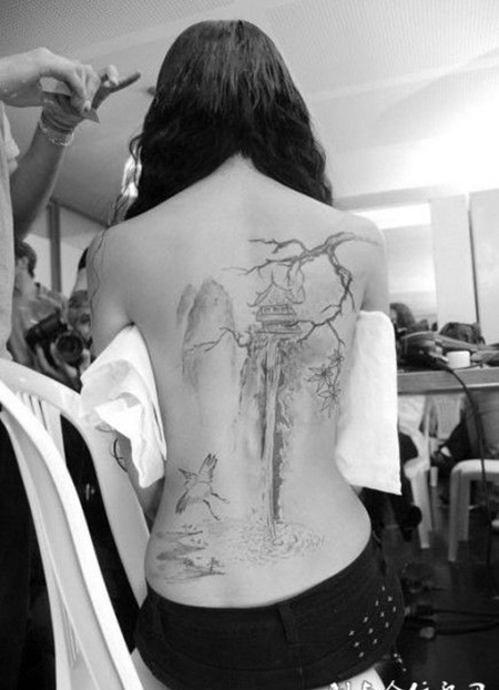 后背上的水墨风景纹身图案