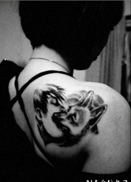 后背上的帅哥与小狗纹身图案