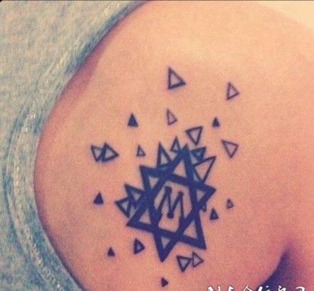 后背上的六角星纹身图案