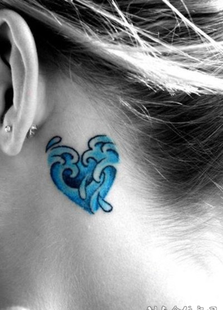 耳后的心纹身图案