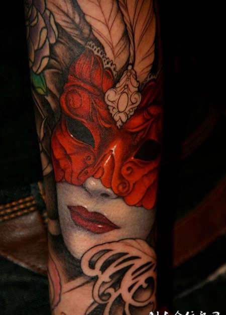 小臂上的面具美女纹身图案