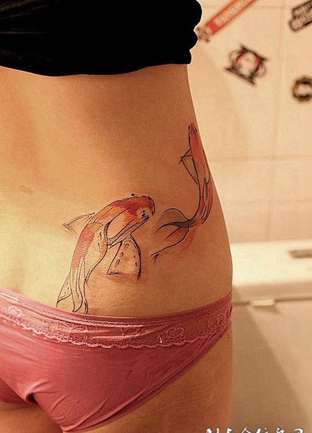 腰侧的鲤鱼纹身图案