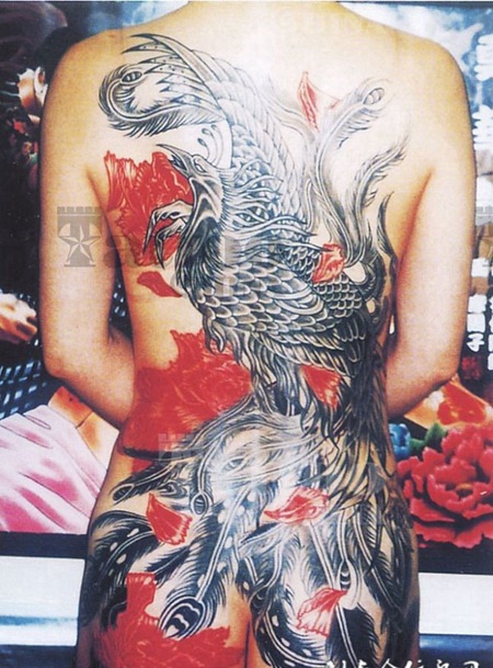 后背上的凤凰牡丹花纹身图案
