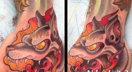 手背上的狼头纹身图案