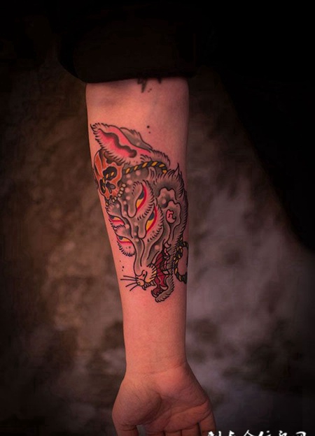 小臂上的狐狸头纹身图案