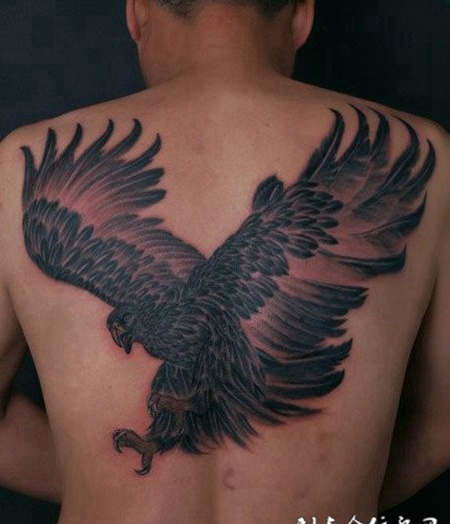 后背上的老鹰纹身图案