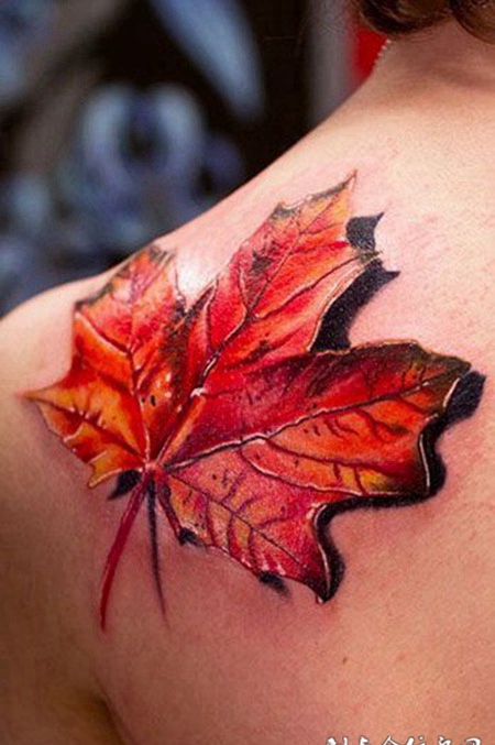 后背上的红色枫叶纹身图案