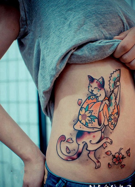 后腰上的猫咪纹身图案