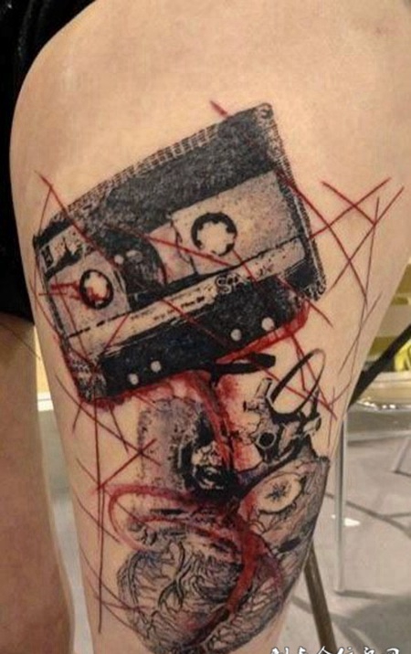 大腿上的丝带心脏纹身图案