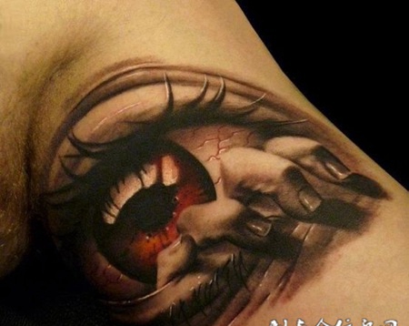 大臂上扒着眼睛的手纹身图案