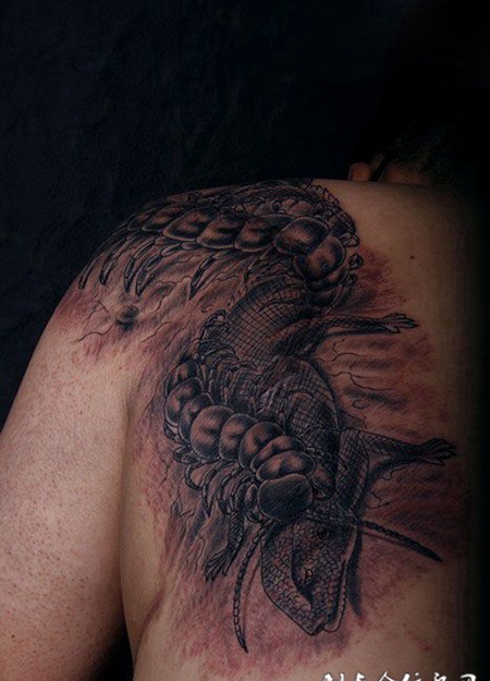 后背上的蜥蜴蜈蚣纹身图案