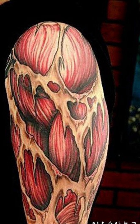 大臂上的撕皮肌肉纹身图案