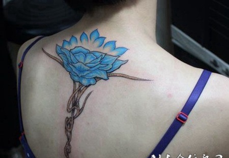 后背上的蓝莲花纹身图案
